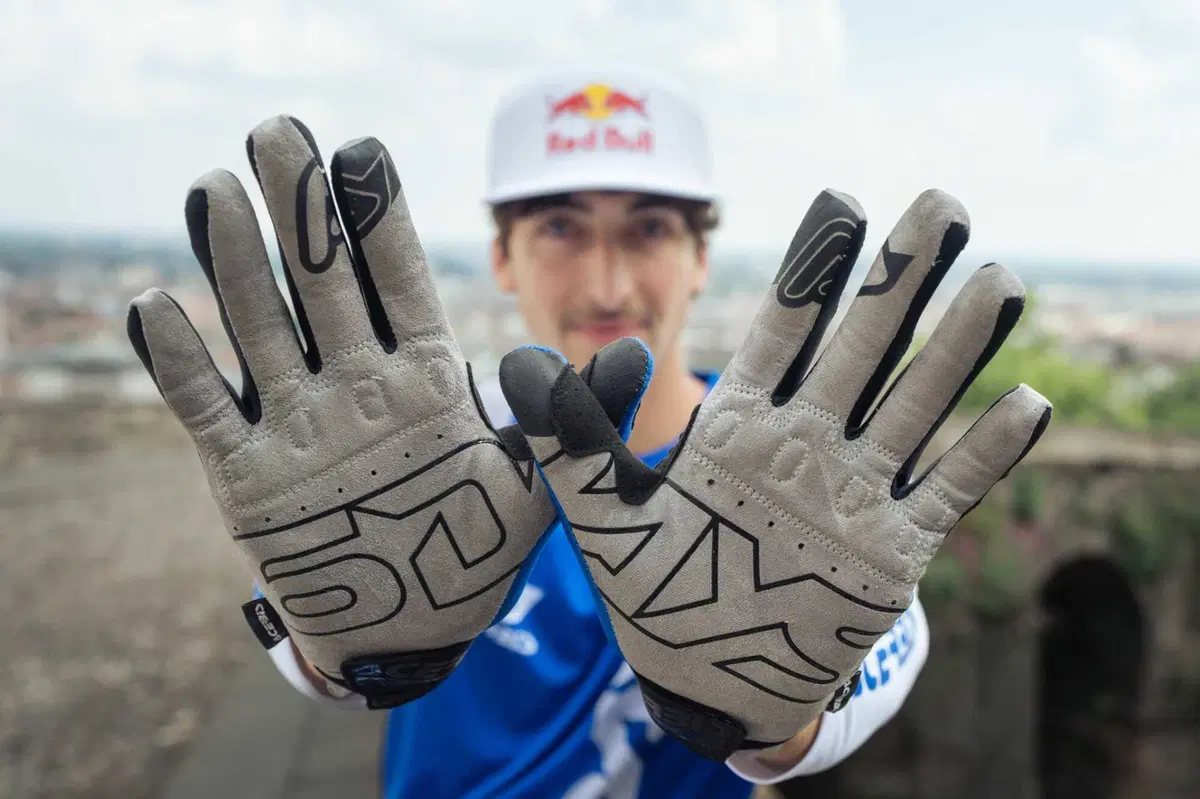 Acerbis presenta la collezione ufficiale di abbigliamento 6DAYS