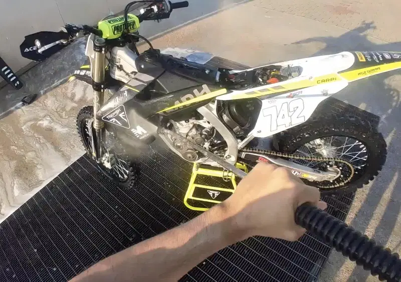 Come curare la moto da cross dopo essersi divertiti in pista. Ep. 1: il lavaggio [VIDEO] 