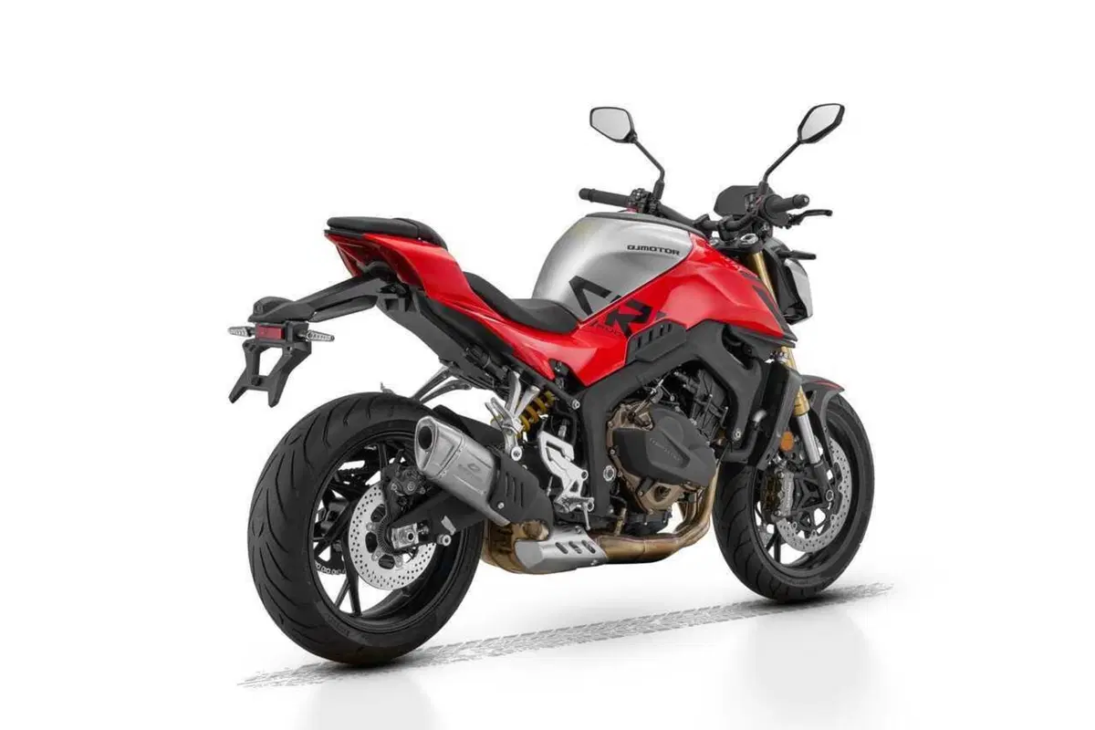 QJMotor sferra l'attacco alle naked cinesi: arriva la SRK 800 (3)