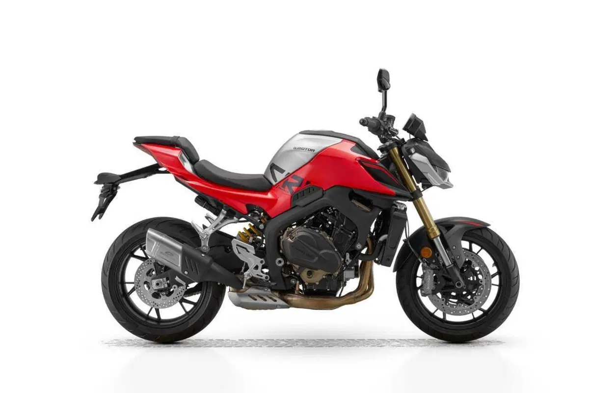 QJMotor sferra l'attacco alle naked cinesi: arriva la SRK 800 (6)