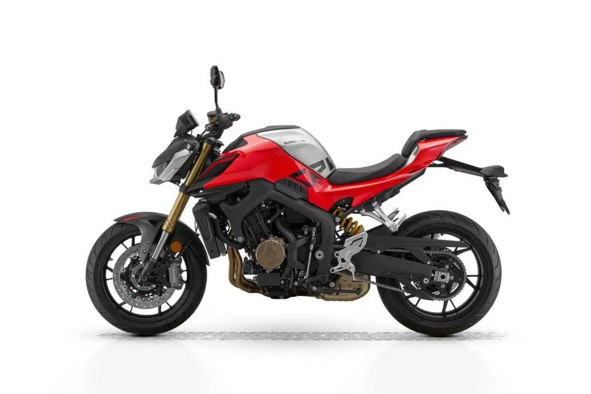 QJMotor sferra l'attacco alle naked cinesi: arriva la SRK 800 (7)