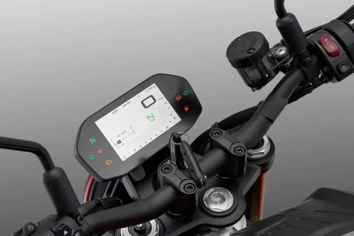 QJMotor sferra l'attacco alle naked cinesi: arriva la SRK 800 (8)
