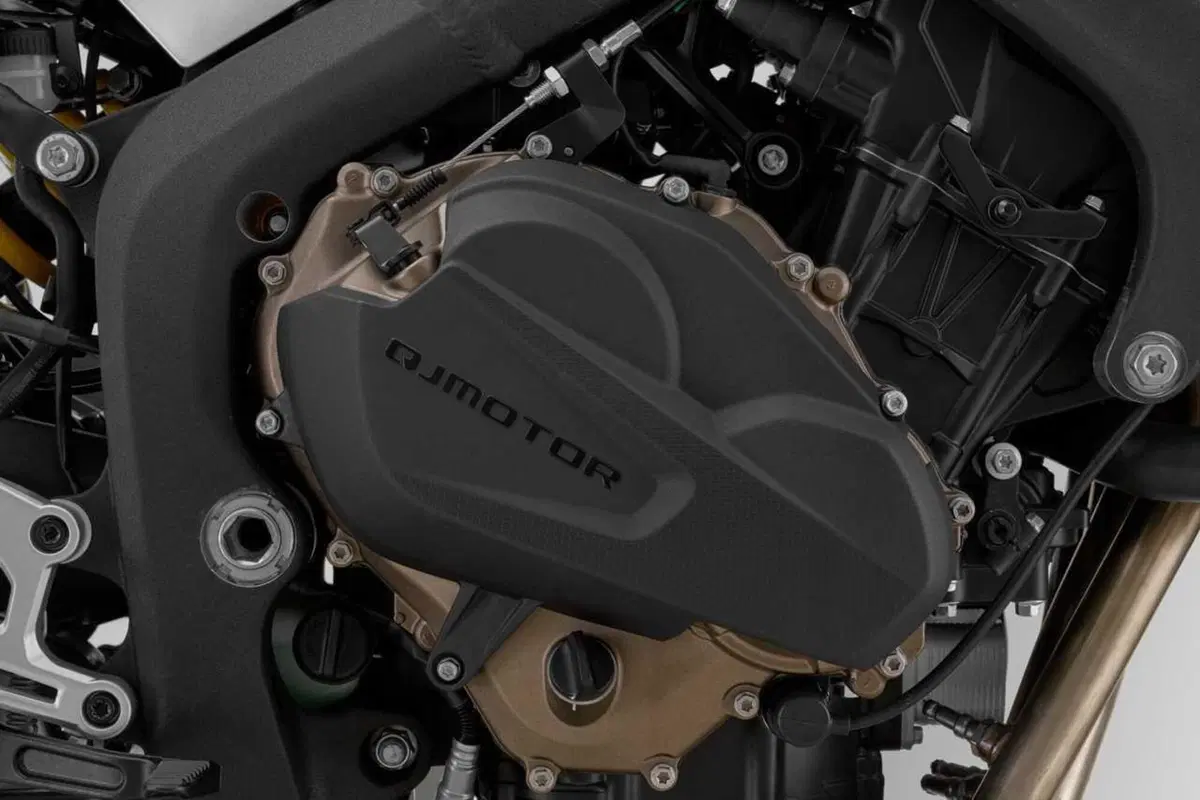 QJMotor sferra l'attacco alle naked cinesi: arriva la SRK 800 (10)