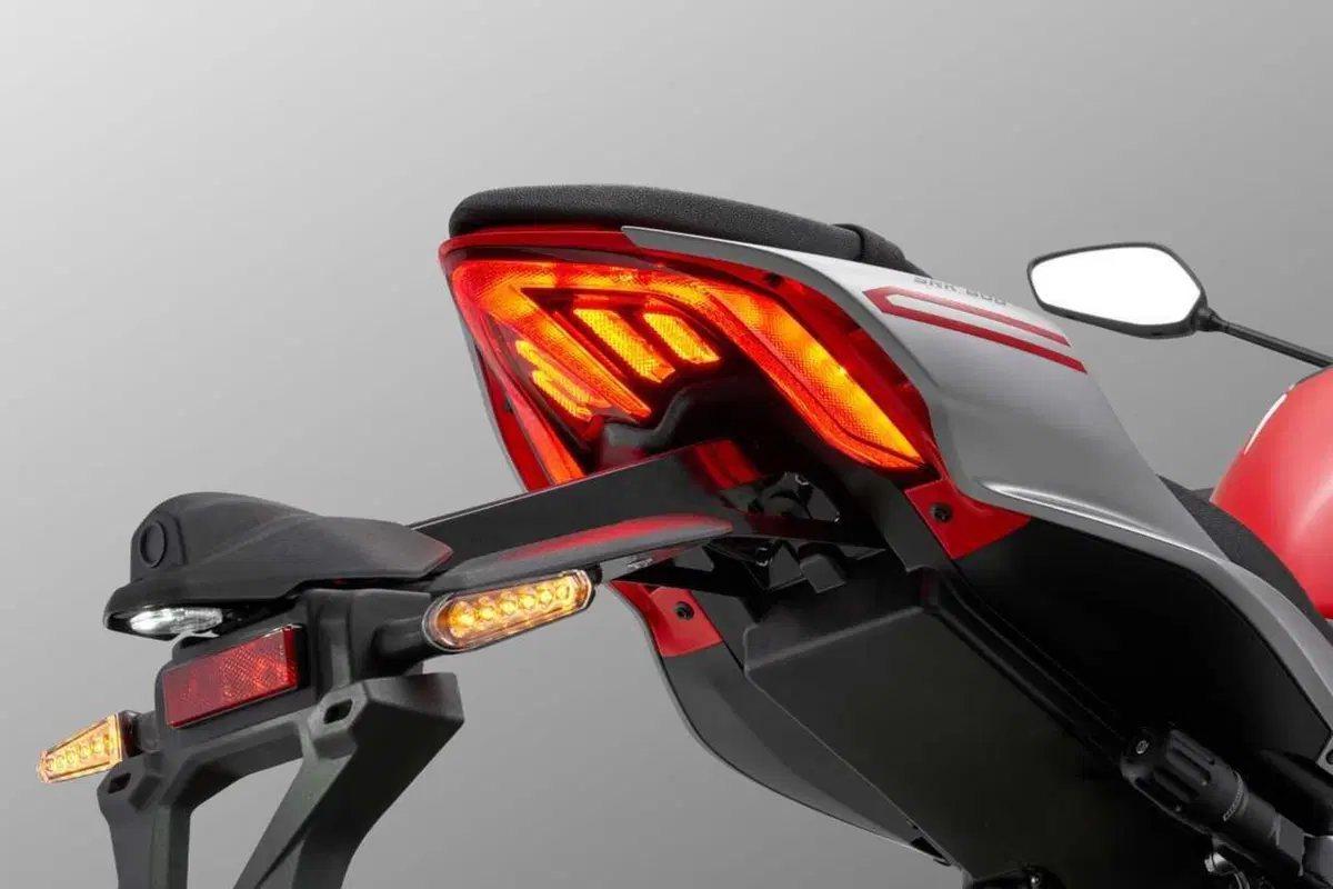 QJMotor sferra l'attacco alle naked cinesi: arriva la SRK 800 (11)