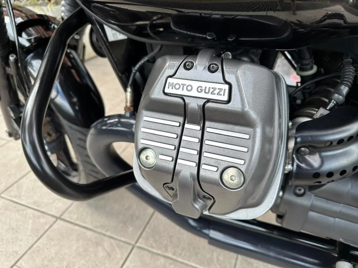 Moto Guzzi V7 Stone Special Edition (2022 - 25) (14)