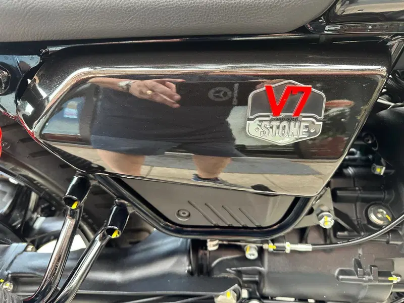 Moto Guzzi V7 Stone Special Edition (2022 - 25) (9)