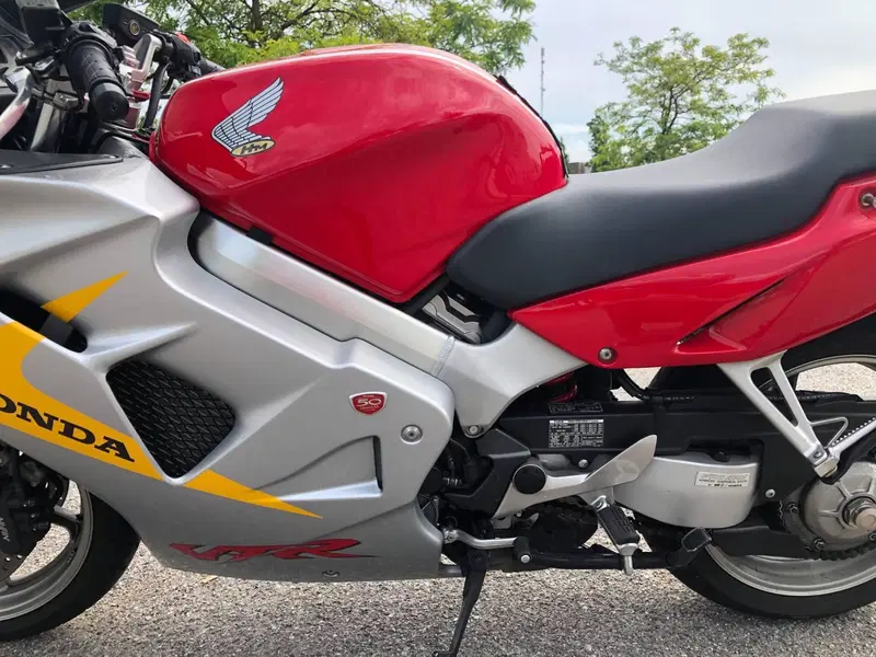 Honda VFR 800 (1998 - 01) (3)