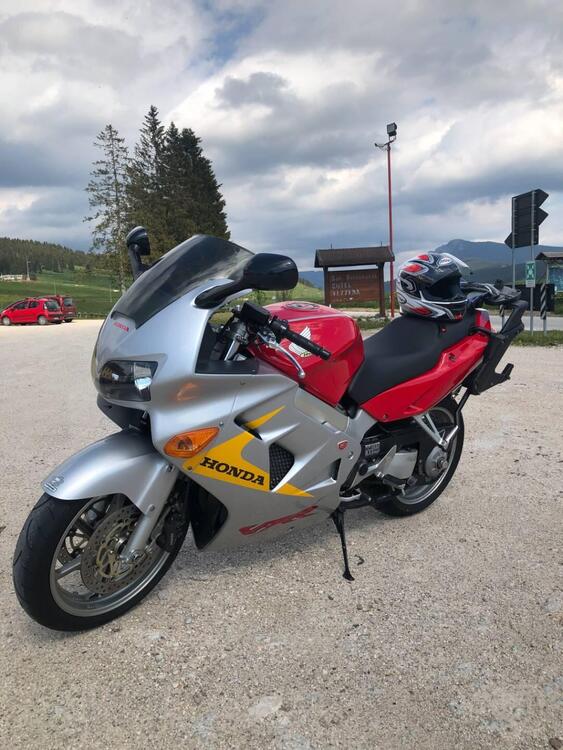 Honda VFR 800 (1998 - 01) (4)
