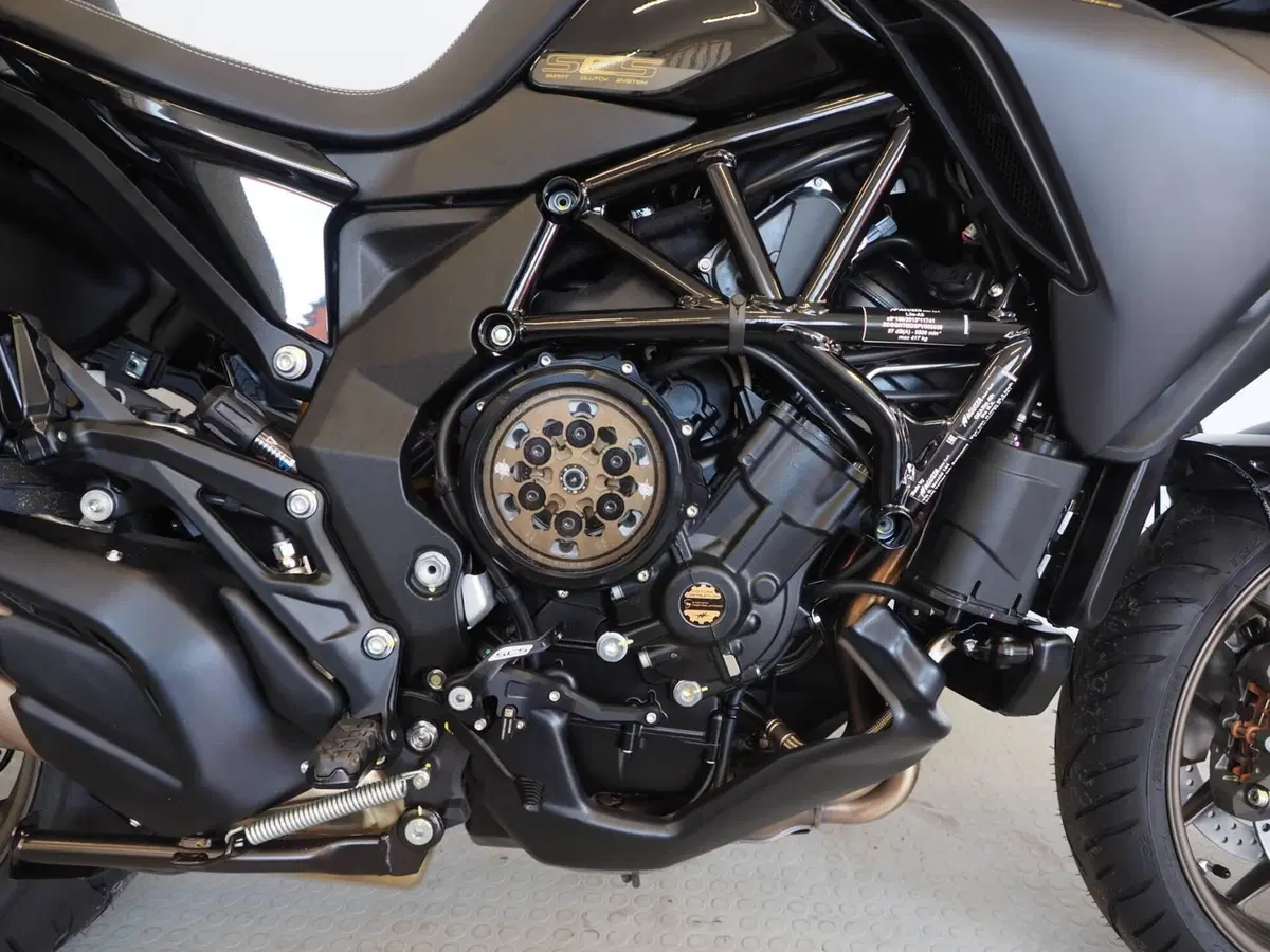 MV Agusta Turismo Veloce 800 Lusso SCS (2021 - 26) (2)