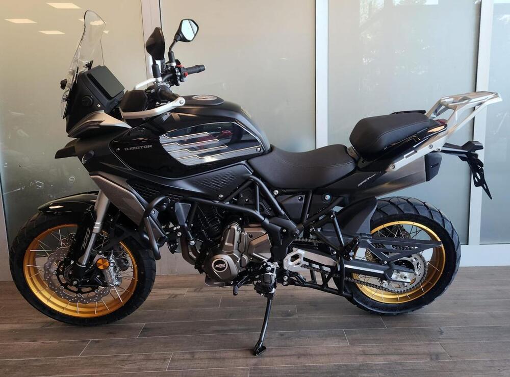 QJ Motor SRT 700 SX (2025) (2)