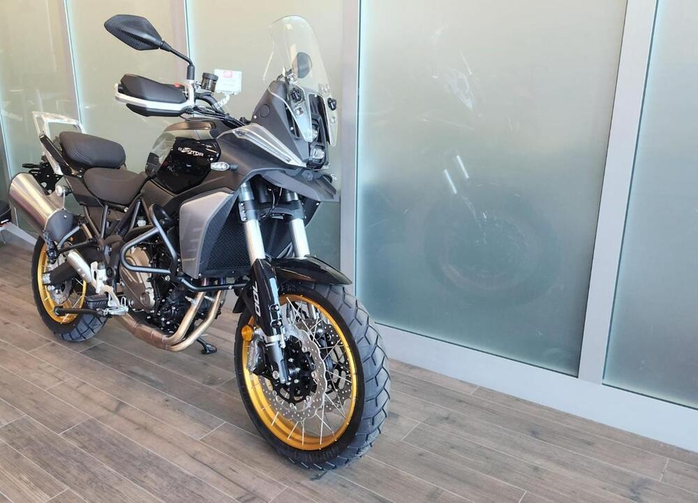 QJ Motor SRT 700 SX (2025) (4)