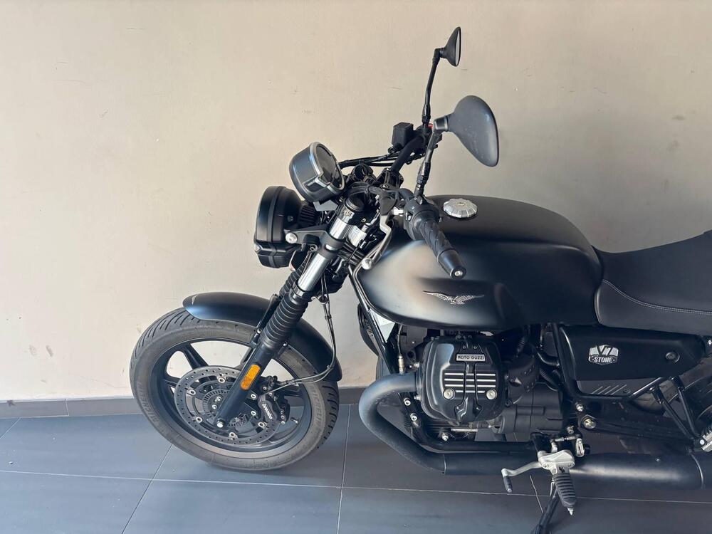 Moto Guzzi V7 Stone (2021 - 24) (2)