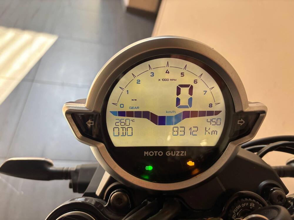 Moto Guzzi V7 Stone (2021 - 24) (4)