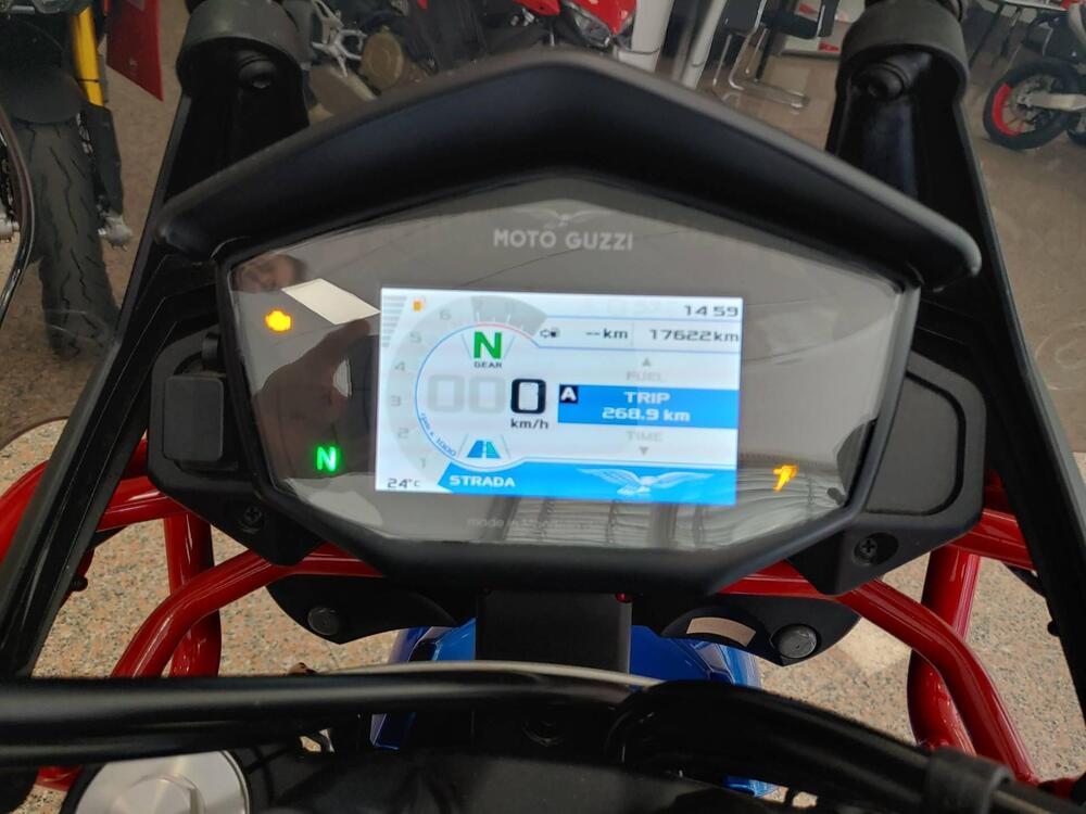 Moto Guzzi V85 TT Evocative Graphics (2021 - 23) (3)