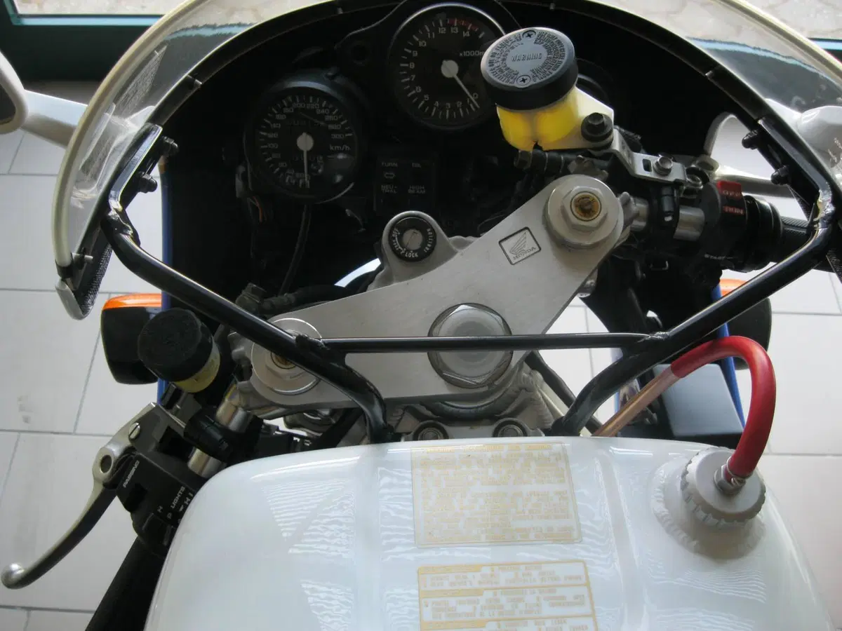 Honda VFR 750 R (3)