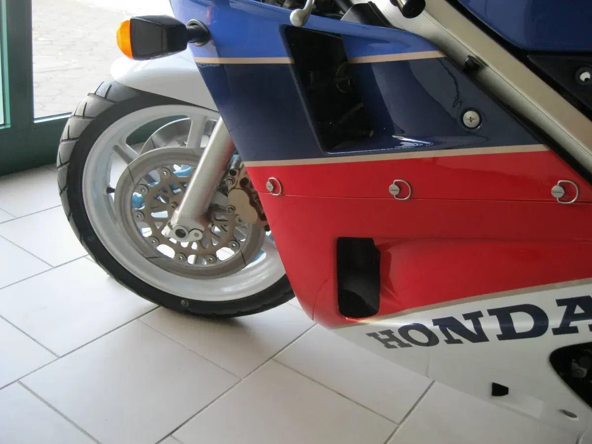Honda VFR 750 R (10)