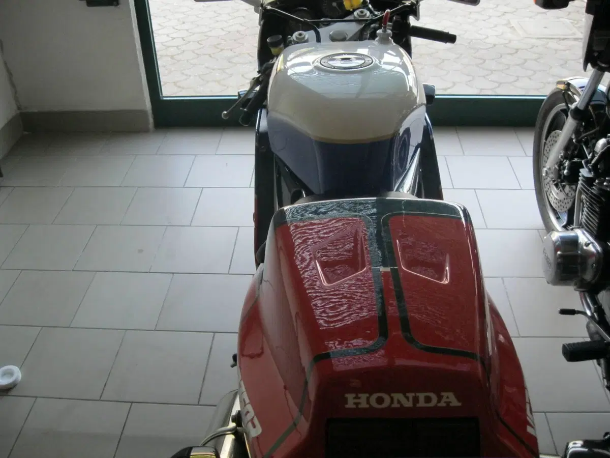 Honda VFR 750 R RC30 (6)