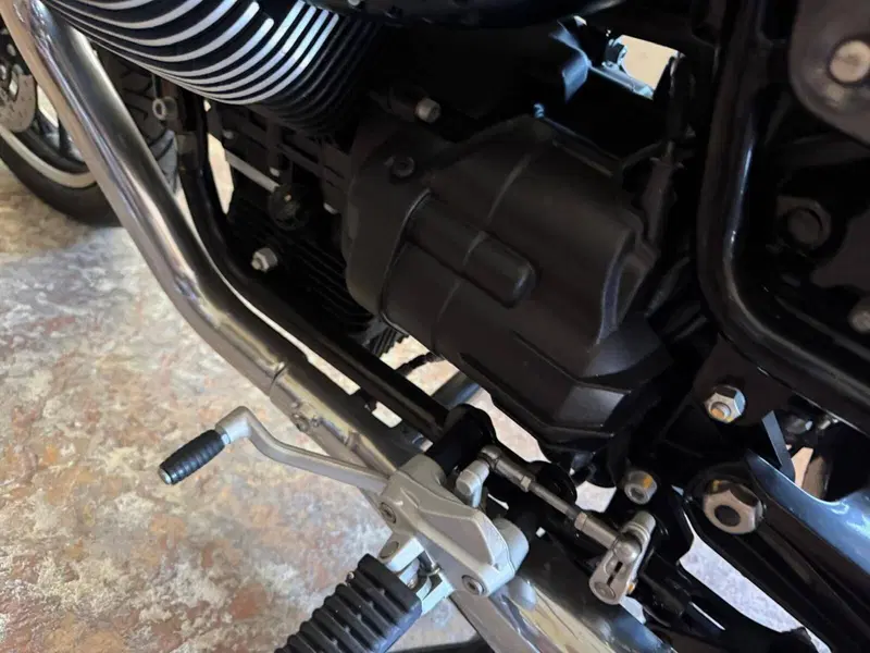 Moto Guzzi V9 Roamer (2018 - 20) (13)