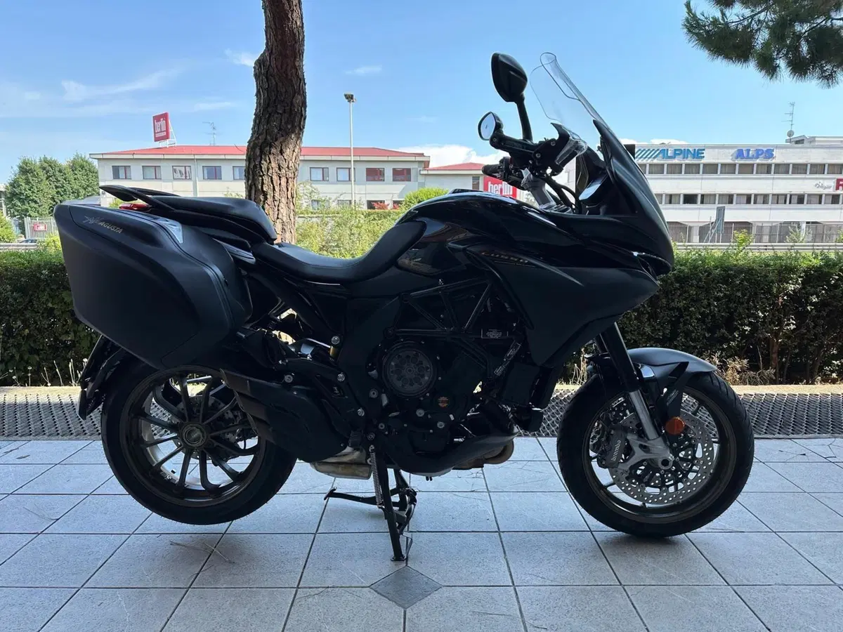 MV Agusta Turismo Veloce 800 Lusso SCS (2021 - 26) (2)