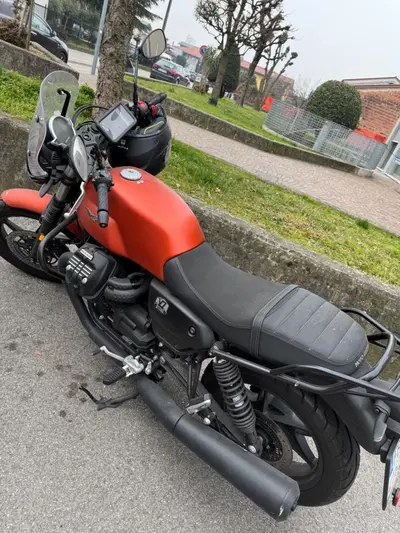 Moto Guzzi V7 Stone (2021 - 24) usata