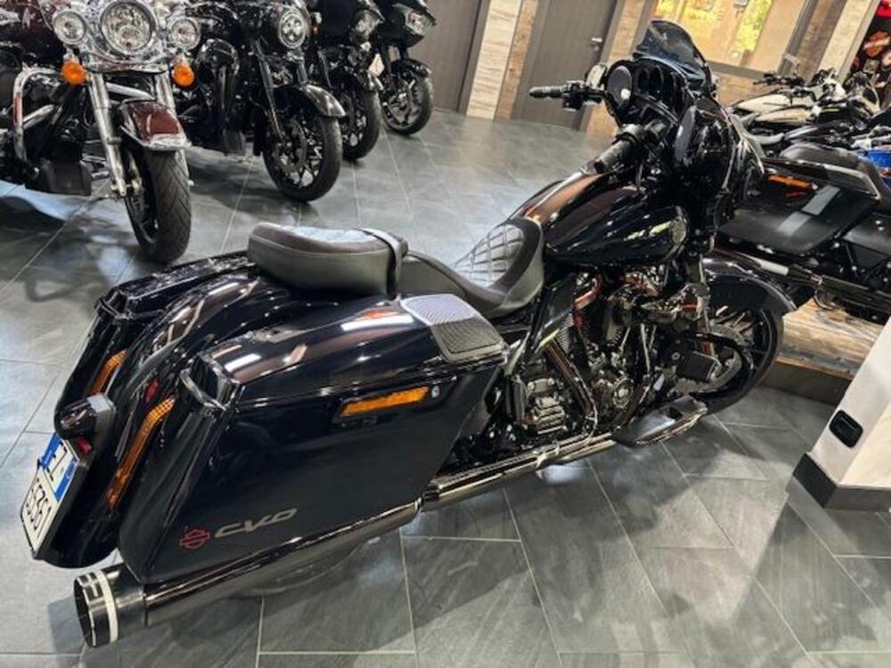 Harley-Davidson 117 Street Glide (2022) - FLHXSE (2)