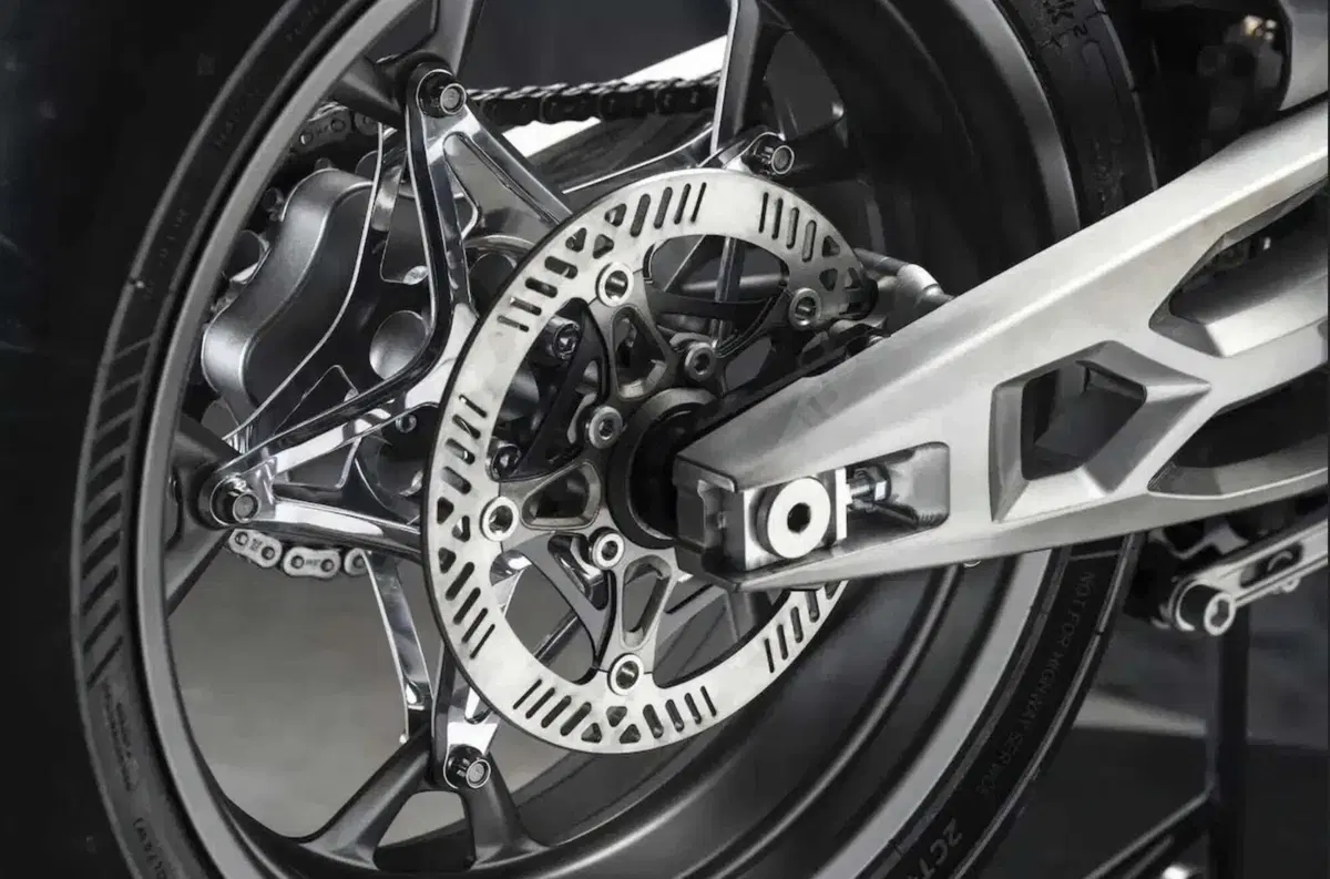Brough Superior e Richard Mille: nasce RMB01, l’incontro tra arte e ingegneria [GALLERY] (3)
