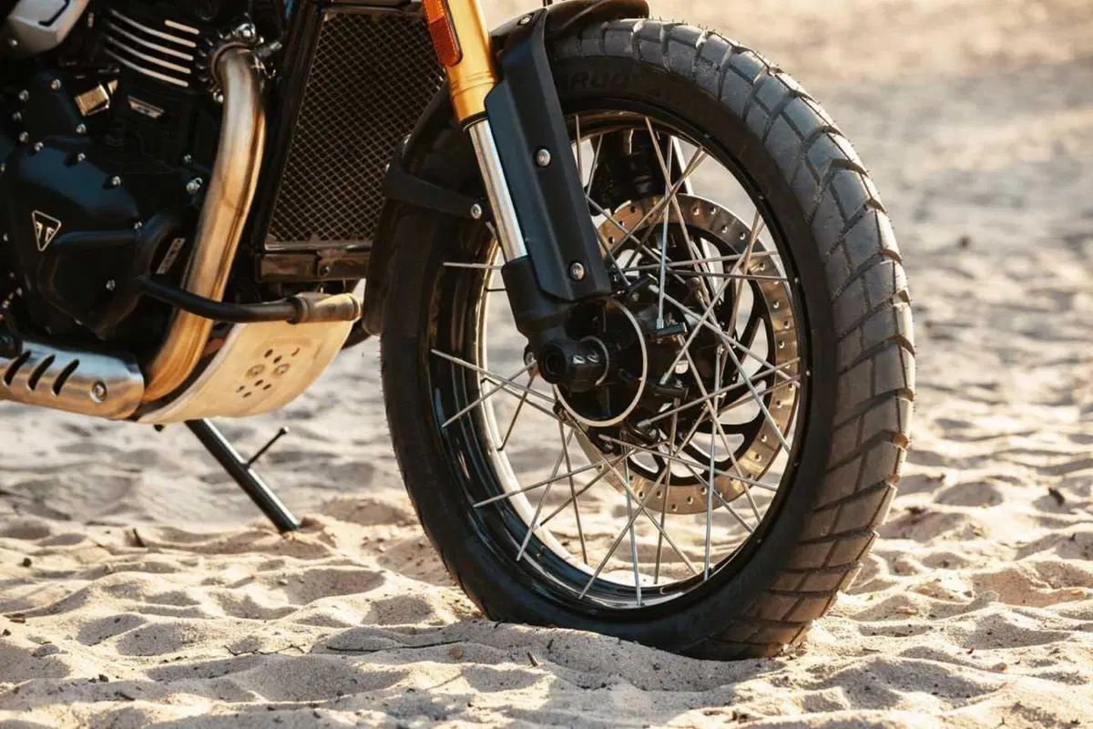 Arriva la Triumph Scrambler 400 XC: ruote a raggi e vocazione off-road [GALLERY] (15)