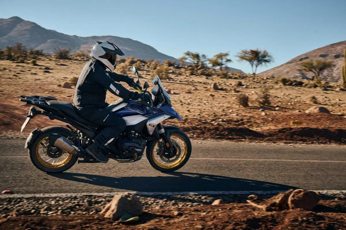 Le BMW 2026 cambiano vestito. Dalla R 1300 GS alla M 1000 XR: ecco tutte le nuove colorazioni [GALLERY] (4)