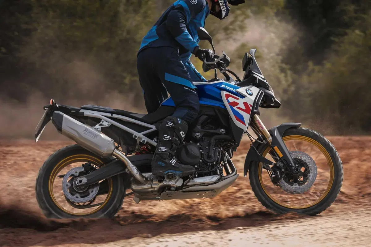 Le BMW 2026 cambiano vestito. Dalla R 1300 GS alla M 1000 X: ecco le foto delle nuove colorazioni [GALLERY] (2)
