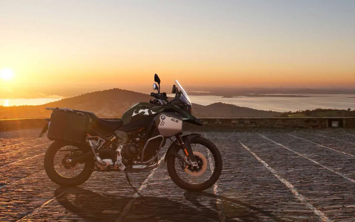 Le BMW 2026 cambiano vestito. Dalla R 1300 GS alla M 1000 X: ecco le foto delle nuove colorazioni [GALLERY]
