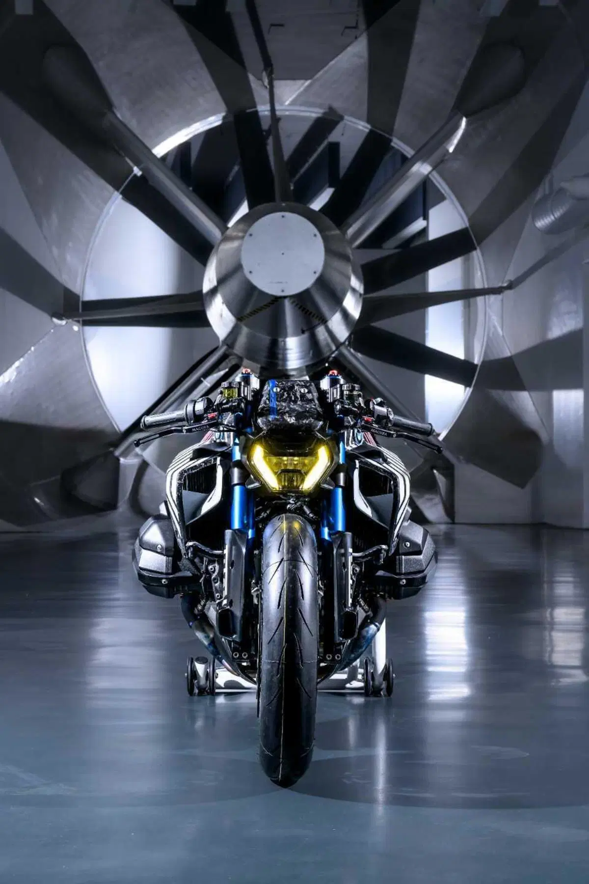 Una BMW R 1300 R con il NOS? Sì, è la 'Titan': l'ultima creazione da drag race [GALLERY] (8)