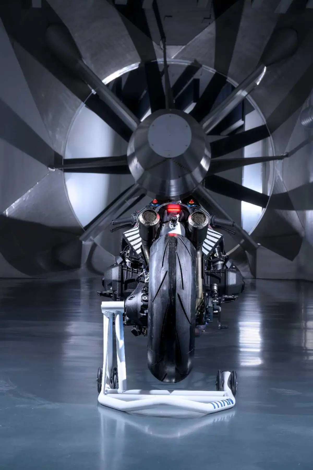 Una BMW R 1300 R con il NOS? Sì, è la 'Titan': l'ultima creazione da drag race [GALLERY] (9)