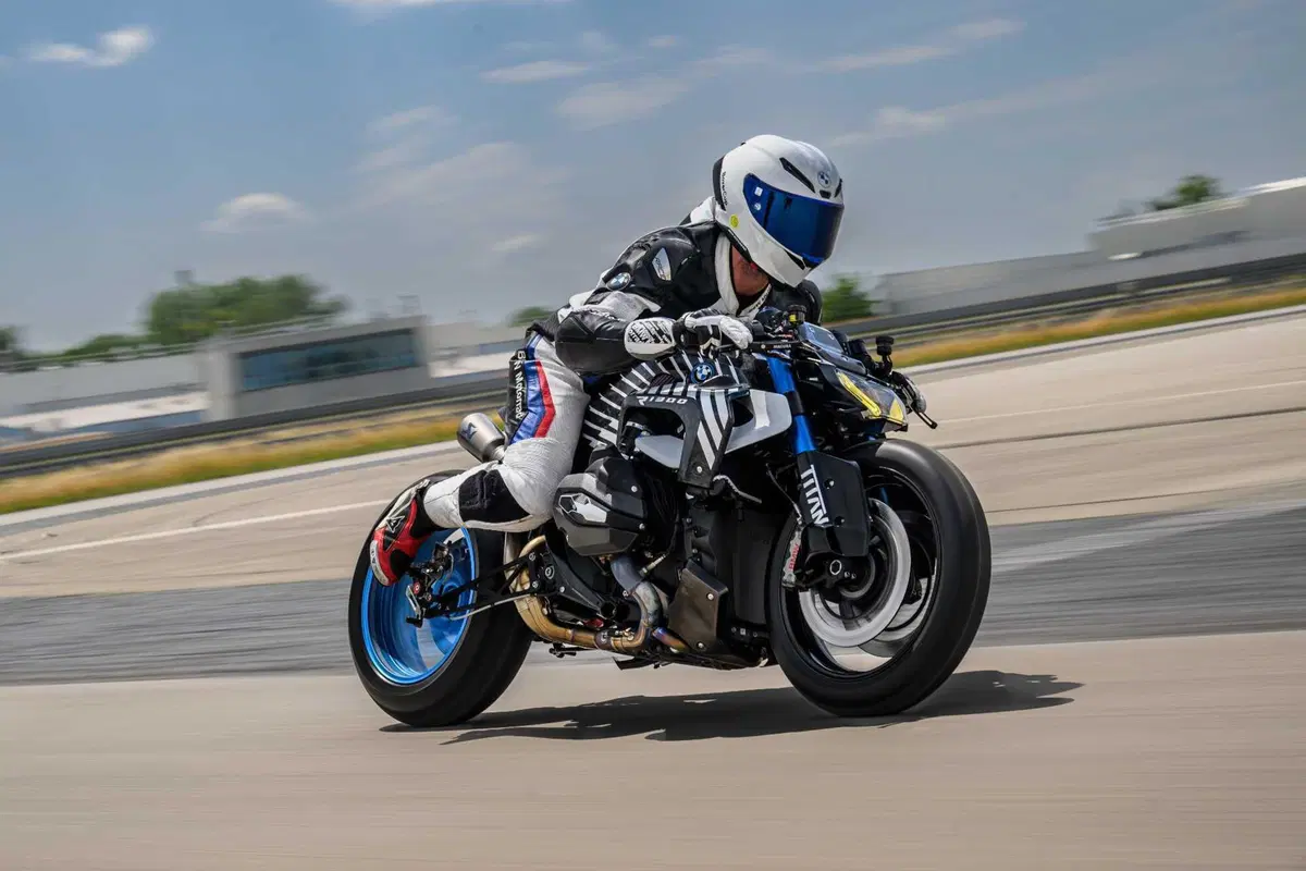Una BMW R 1300 R con il NOS? S&igrave;, &egrave; la "Titan": l'ultima creazione da drag race [GALLERY]