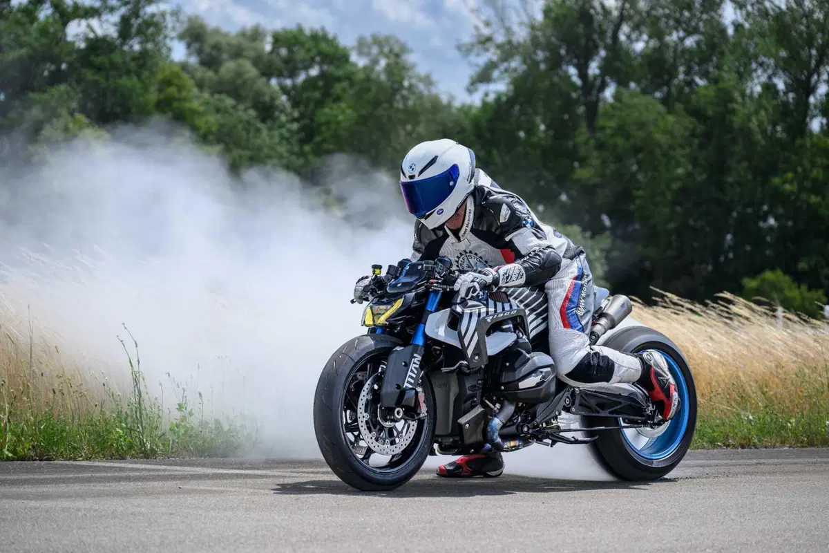 Una BMW R 1300 R con il NOS? Sì, è la 'Titan': l'ultima creazione da drag race [GALLERY] (2)