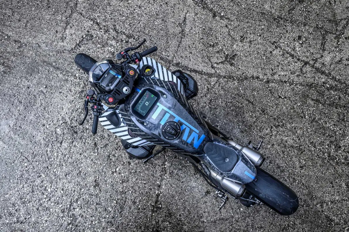 Una BMW R 1300 R con il NOS? Sì, è la 'Titan': l'ultima creazione da drag race [GALLERY] (11)