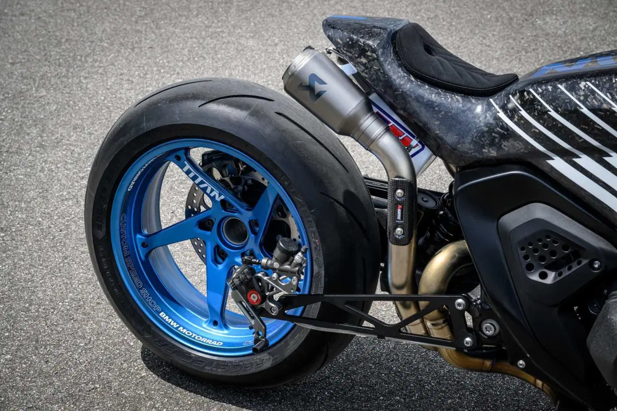 Una BMW R 1300 R con il NOS? Sì, è la 'Titan': l'ultima creazione da drag race [GALLERY] (13)