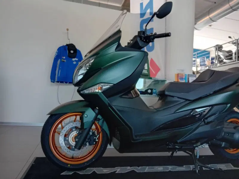 Suzuki Burgman 400 (2025 - 26) (9)