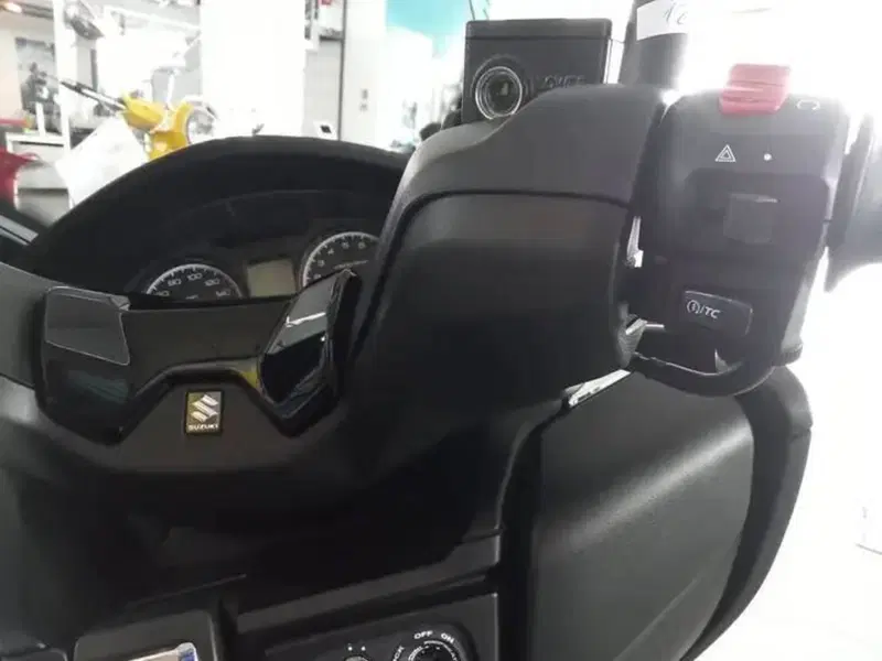 Suzuki Burgman 400 (2025 - 26) (13)