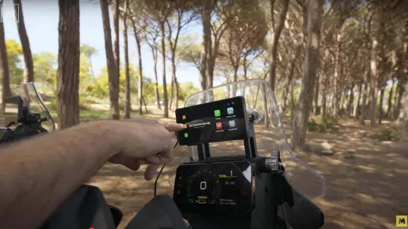 Interphone SYNC70 vs SYNC55: quale display scegliere per la tua moto? [VIDEO]