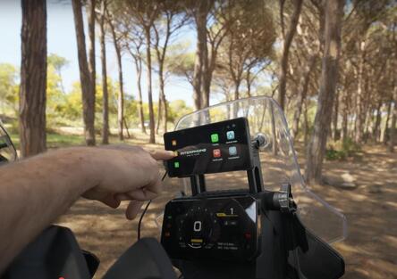 Interphone SYNC70 vs SYNC55: quale display scegliere per la tua moto? [VIDEO]