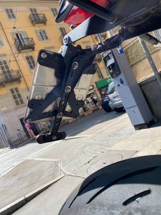 Aprilia Tuono V4 Factory (2015 - 17) (2)