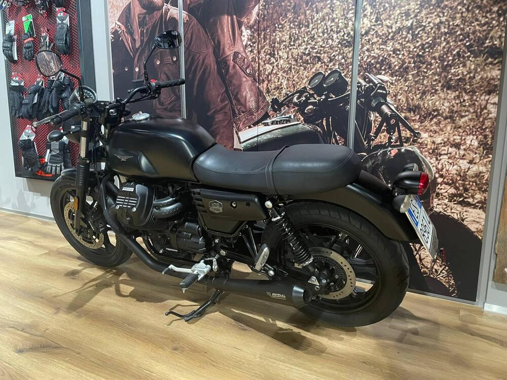 Moto Guzzi V7 III Stone (2017 - 20) (4)