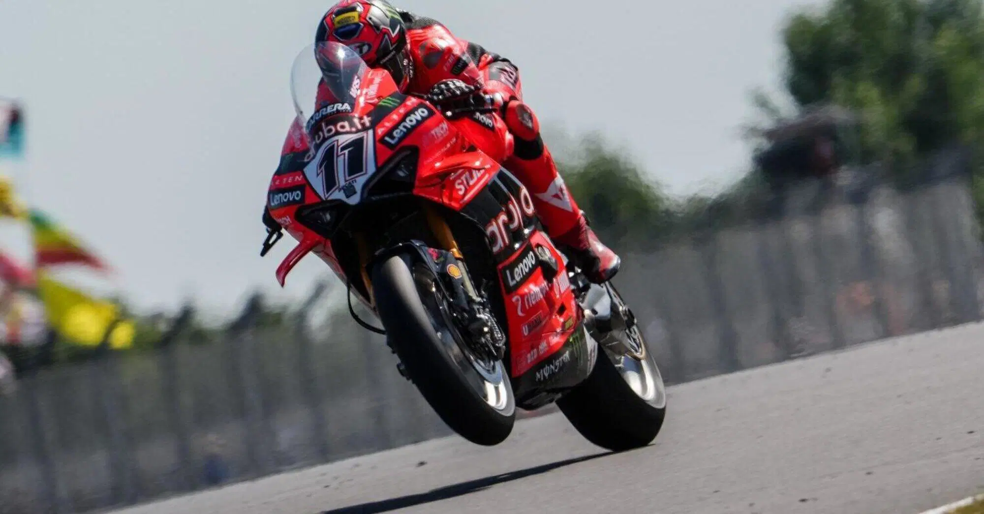 SBK 2025. GP del Regno Unito a Donington. SBK. Nicolò Bulega al comando ...