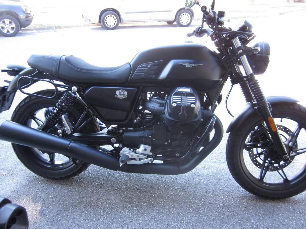 Moto Guzzi V7 Stone (2021 - 24) (2)