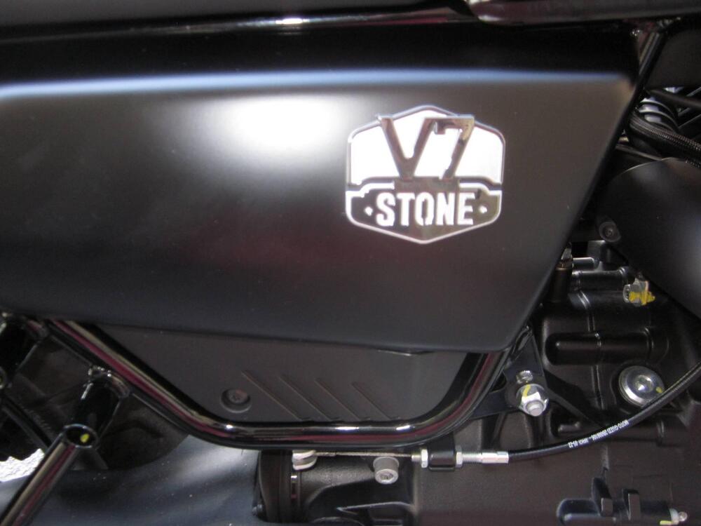 Moto Guzzi V7 Stone (2021 - 24) (3)