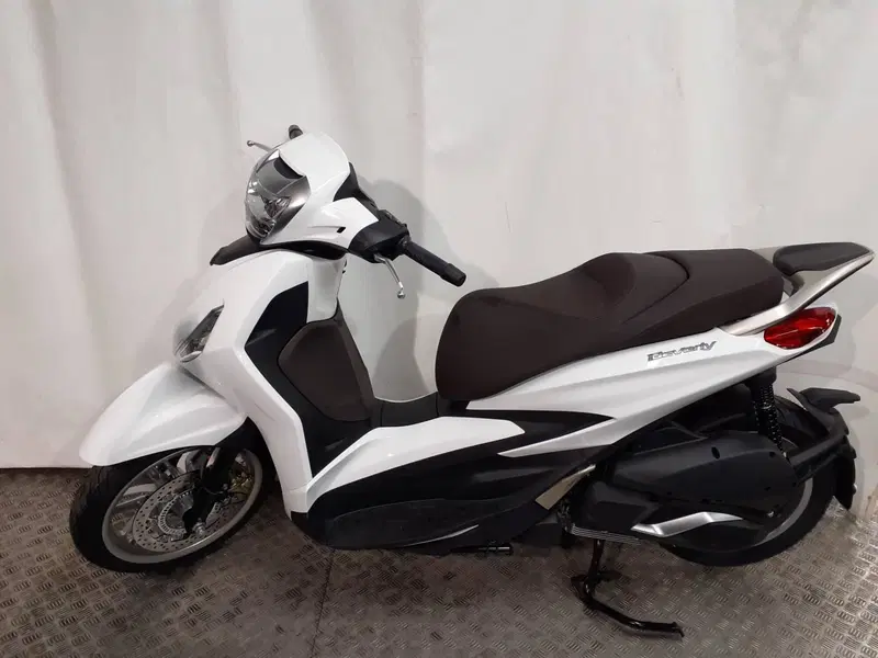 Piaggio Beverly 300 Hpe (2021) (2)