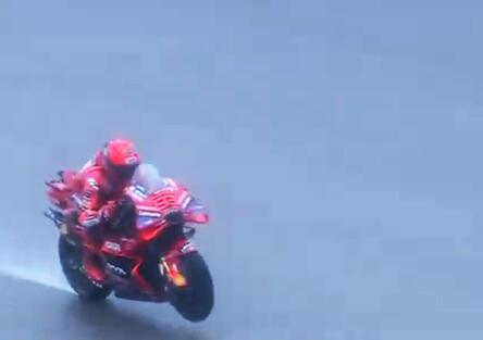 Sotto la pioggia vola Marquez: pole al Sachsenring! [RISULTATI]