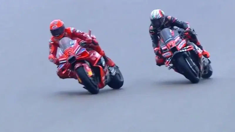 MotoGP 2025. GP di Germania. Marc Marquez passa Marco Bezzecchi all'ultimo giro e vince la Sprint del Sachsenring [RISULTATI e VIDEO]