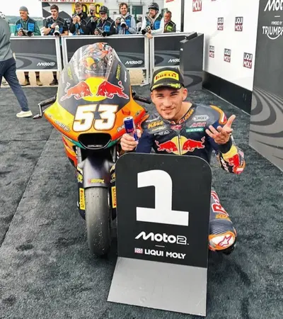 MotoGP 2025. GP di Germania. Moto2: la gara finisce con una bandiera rossa e la vittoria va a Deniz Oncu! 