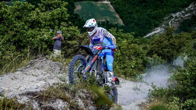Enduro. Assoluti #10. D2. Volata finale fantastica. Con colpo di scena. Ecco gli ultimi Campioni [VIDEO]